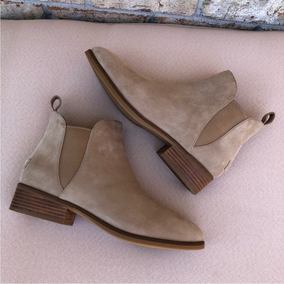 Cole Haan Laina Bootie Plain Toe Suede Plain Chelsea Boots Elegant Style Sz 9B - Picture 15 of 16